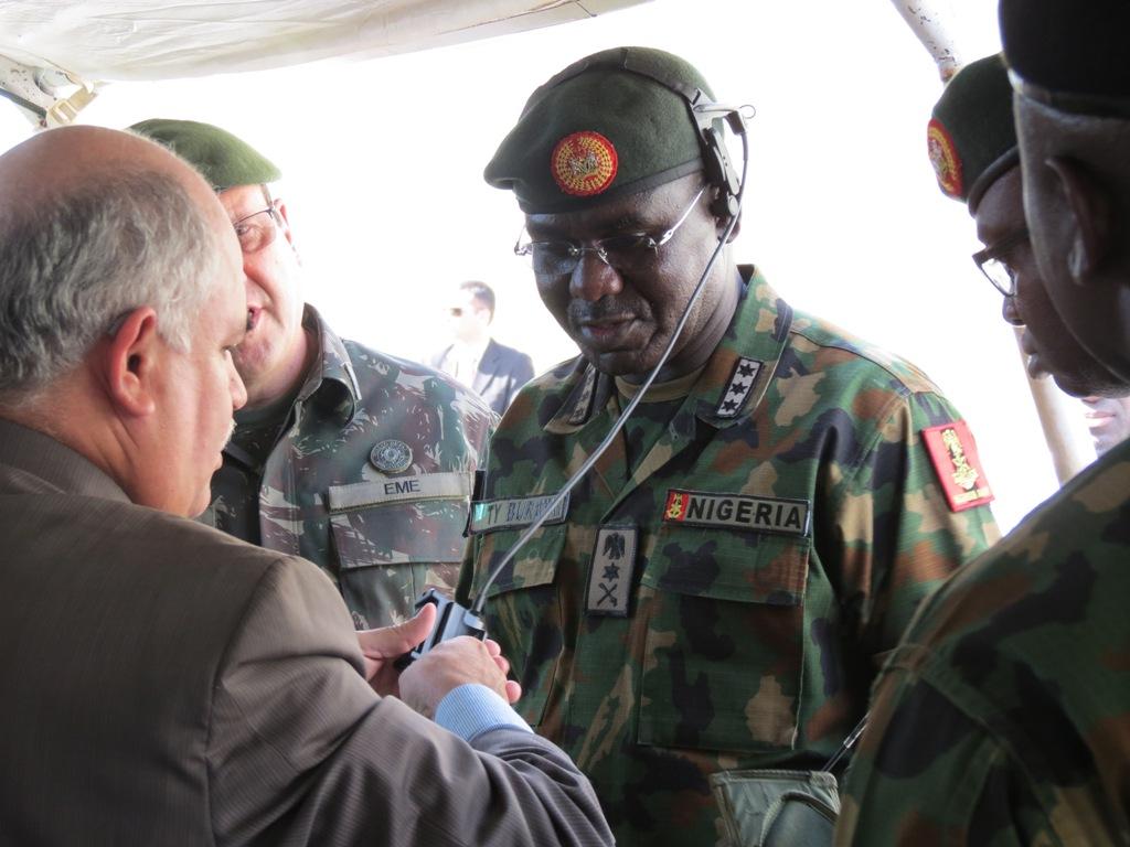 Comandante do Exército da Nigéria conhece os produtos IMBEL