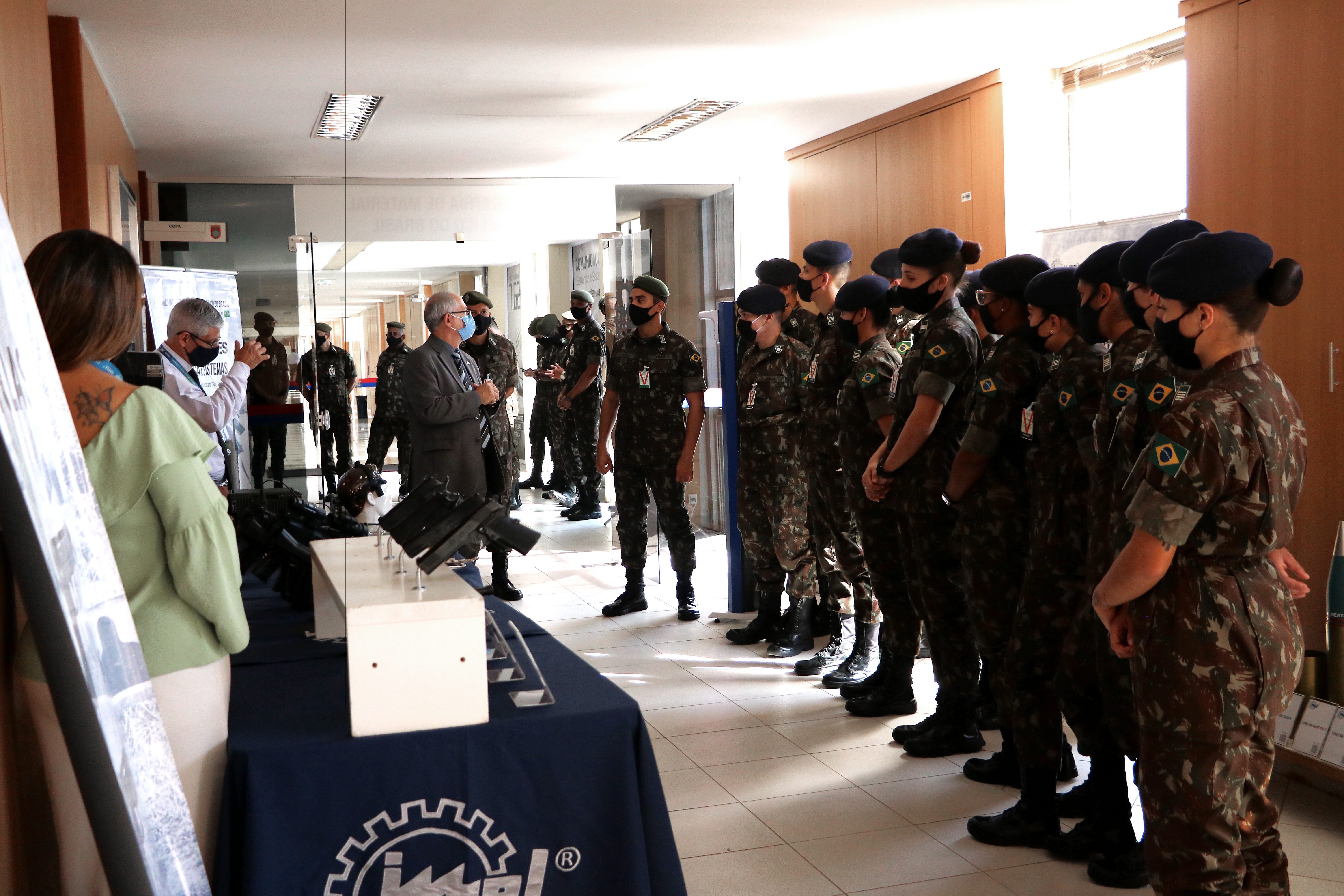 IMBEL® recebe visita de Comitiva de Cadetes integrada pelas primeiras Oficiais a serem formadas pela AMAN