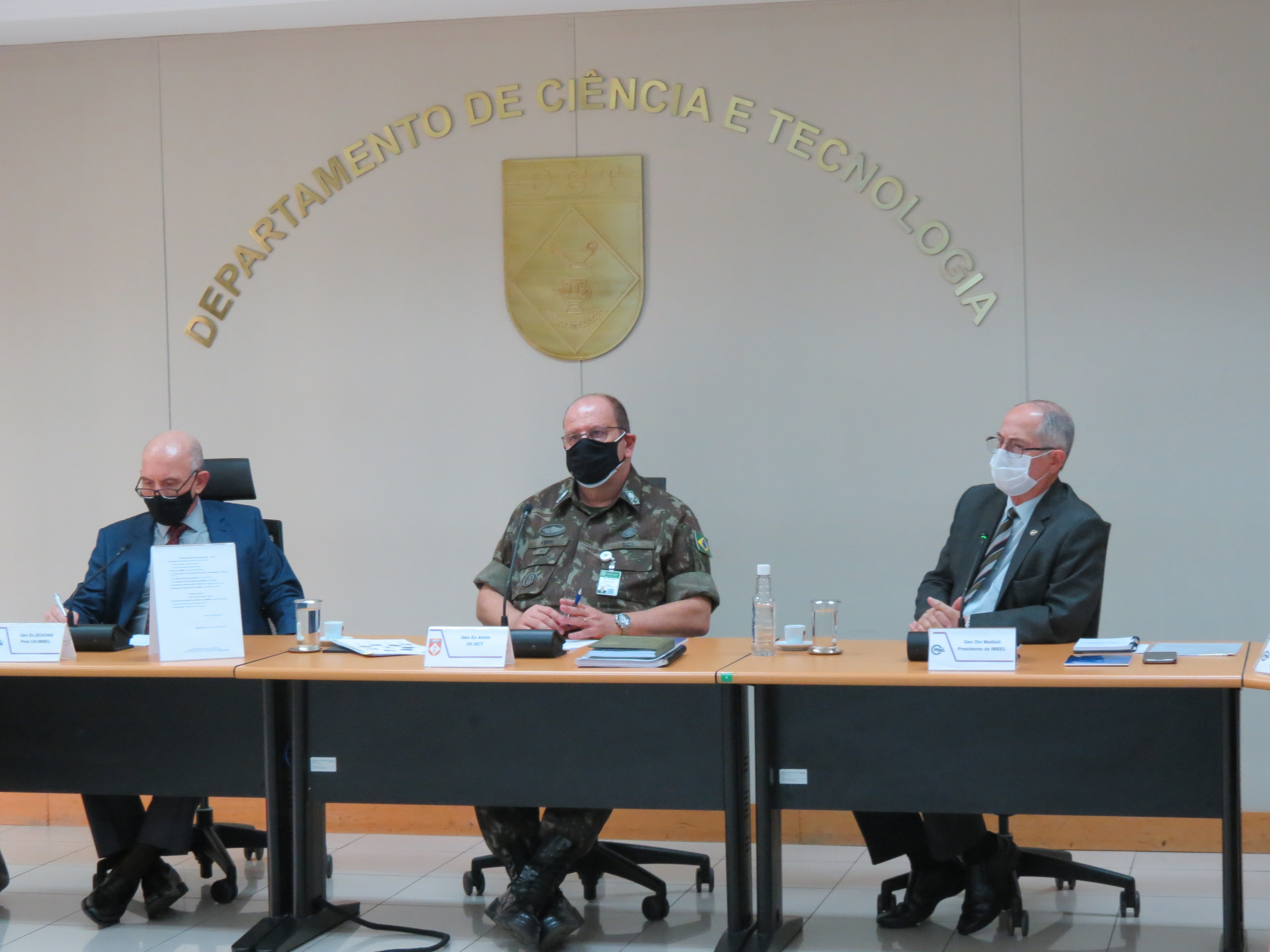 Gen Ex Schons transmite o cargo de Presidente do Conselho de Administração da IMBEL para o Gen Ex Amin