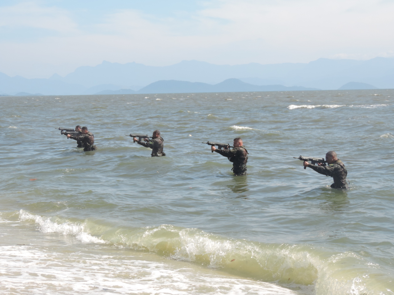 Exército analisa operacionalidade do Fuzil de Assalto IA2 7,62mm após emersão no mar