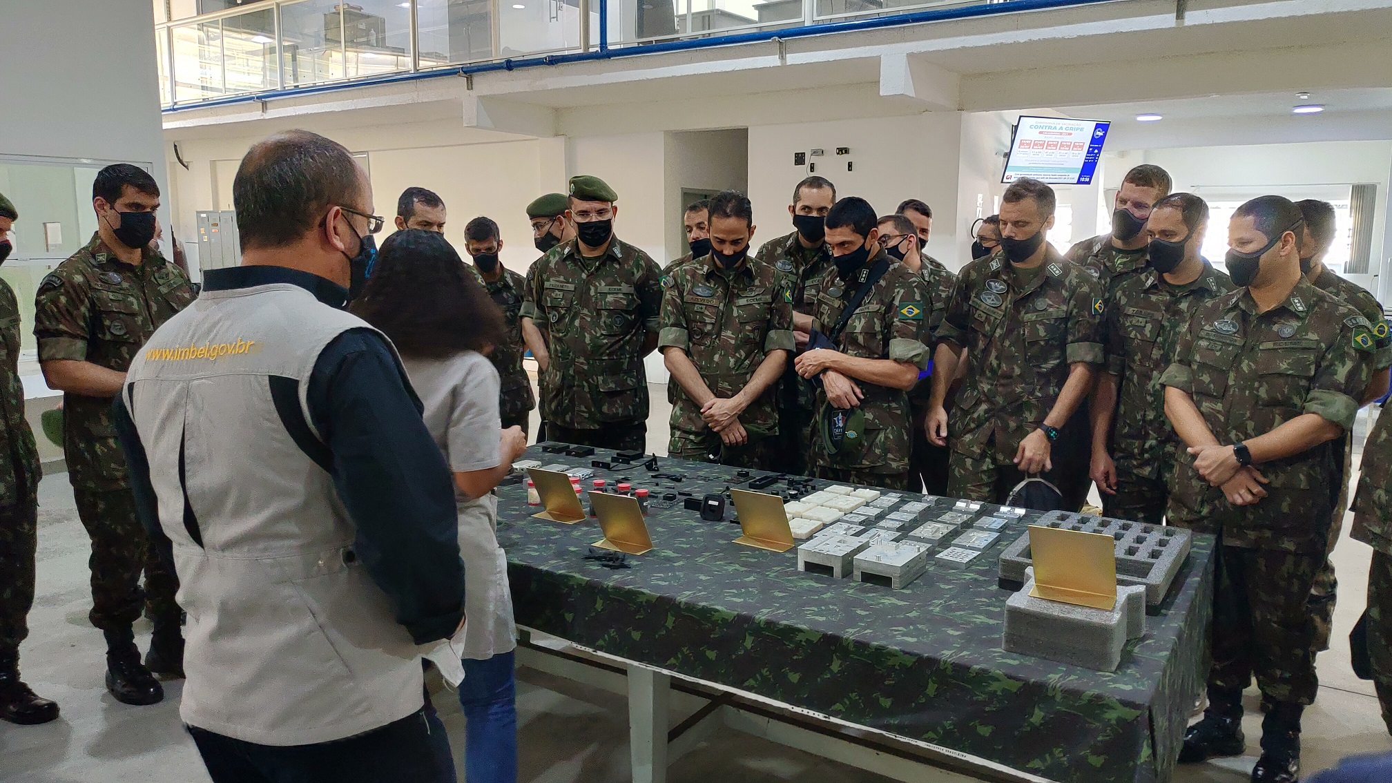 Alunos da ECEME visitam a FMCE durante Exercício de Logística e Mobilização