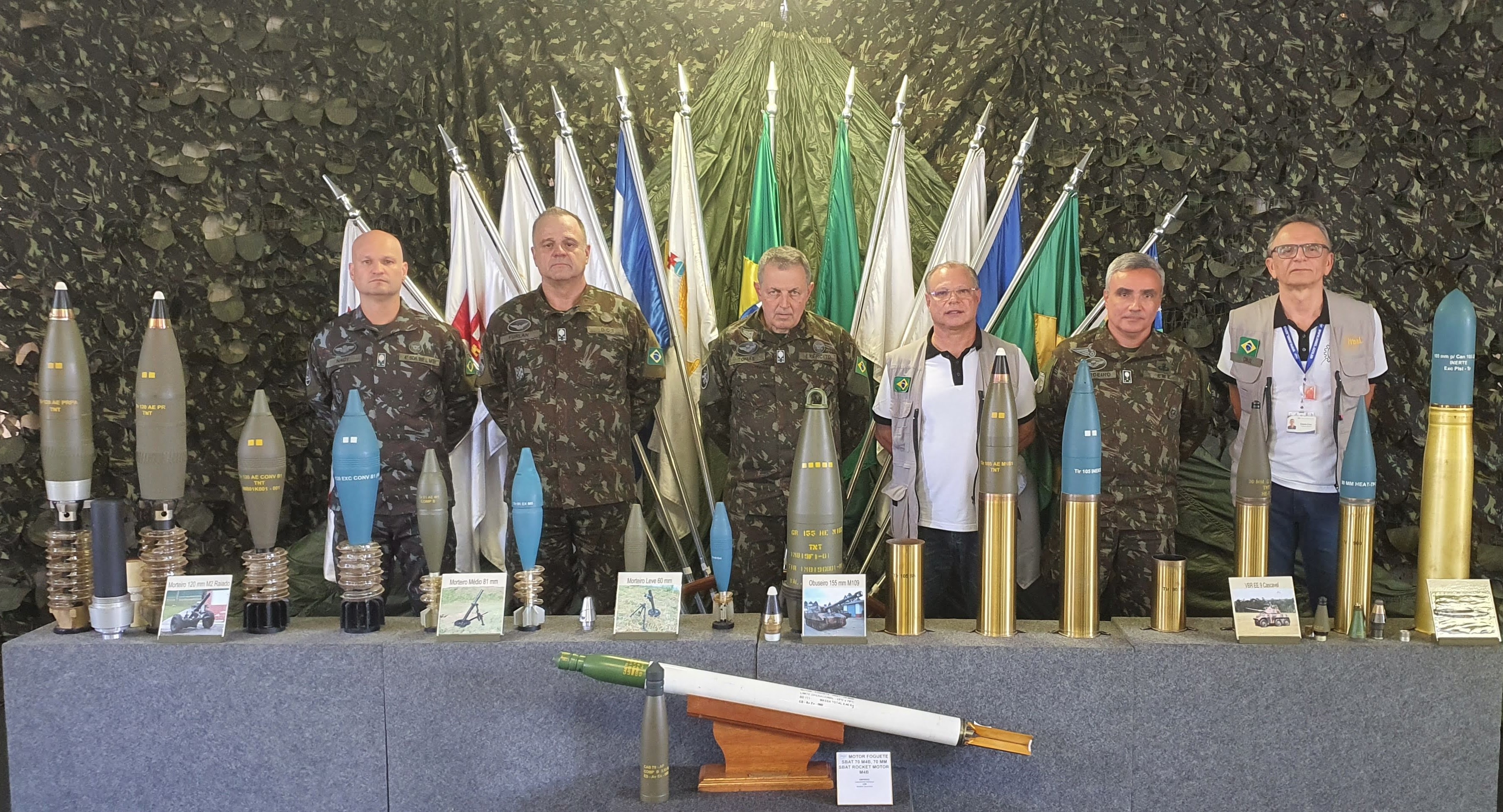 Comandante do Exército Brasileiro visita a Fábrica de Juiz de Fora