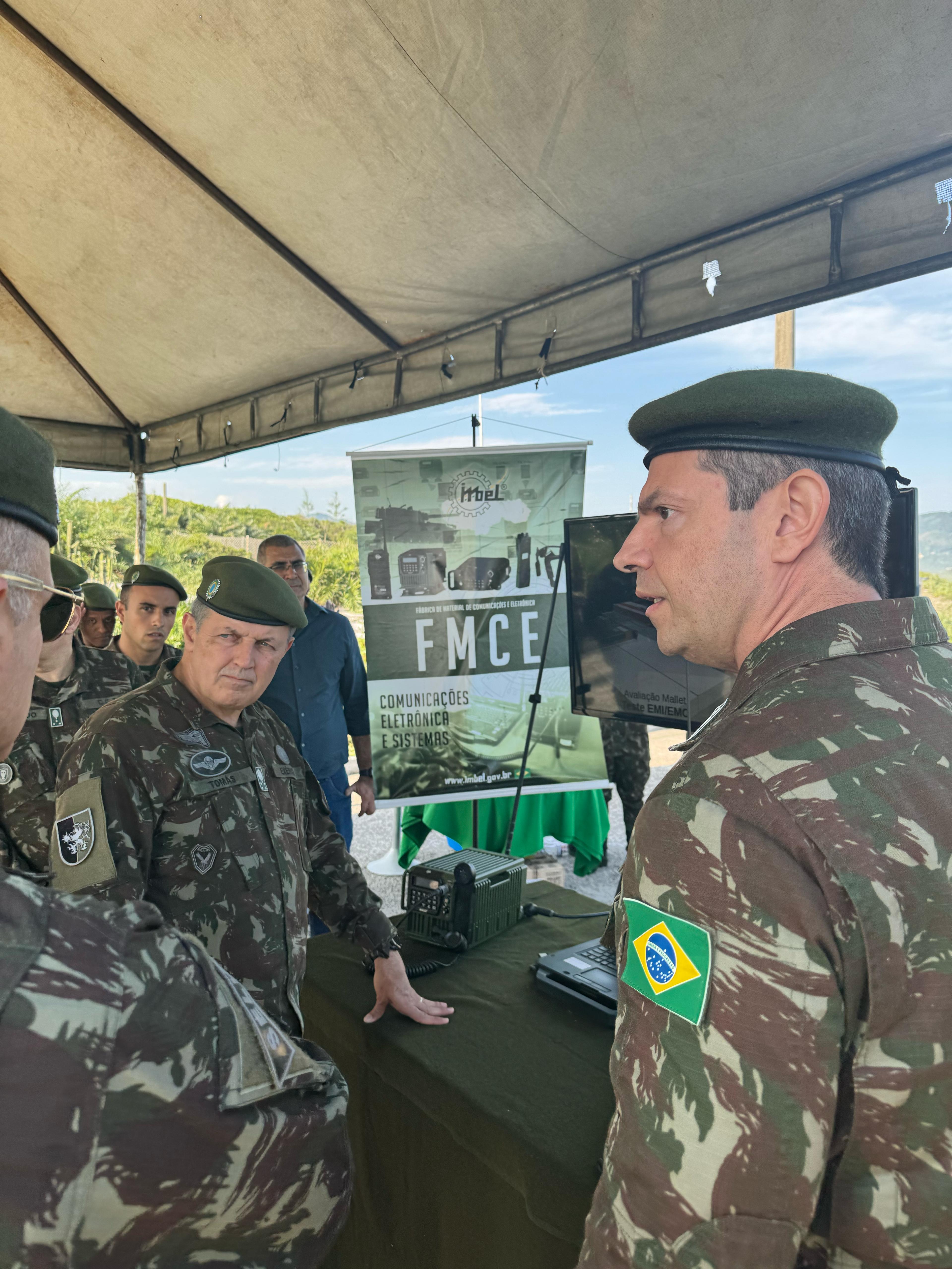 FMCE realiza demonstração do Radio Mallet Veicular para o Comandante do Exército Brasileiro