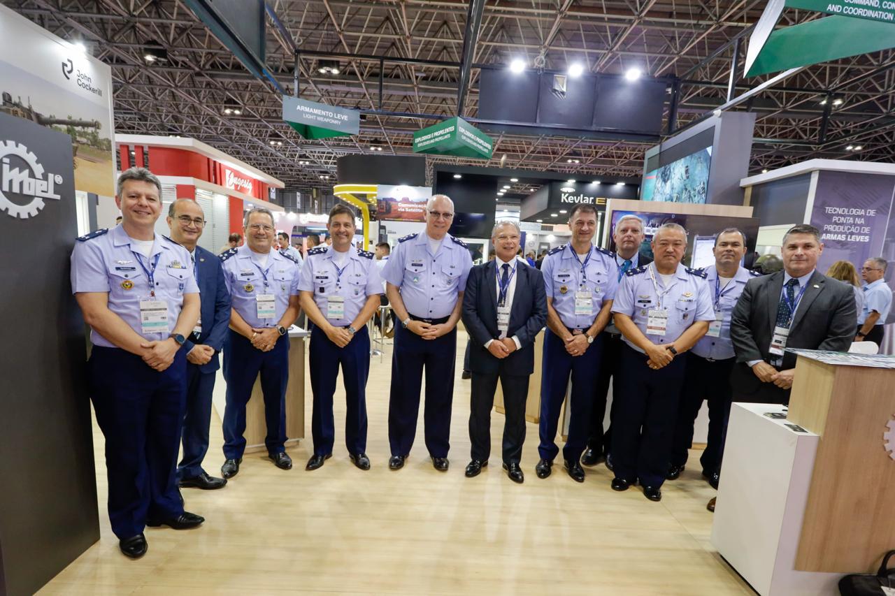 FAB formaliza com a IMBEL a aquisição do Fz 5,56 IA2