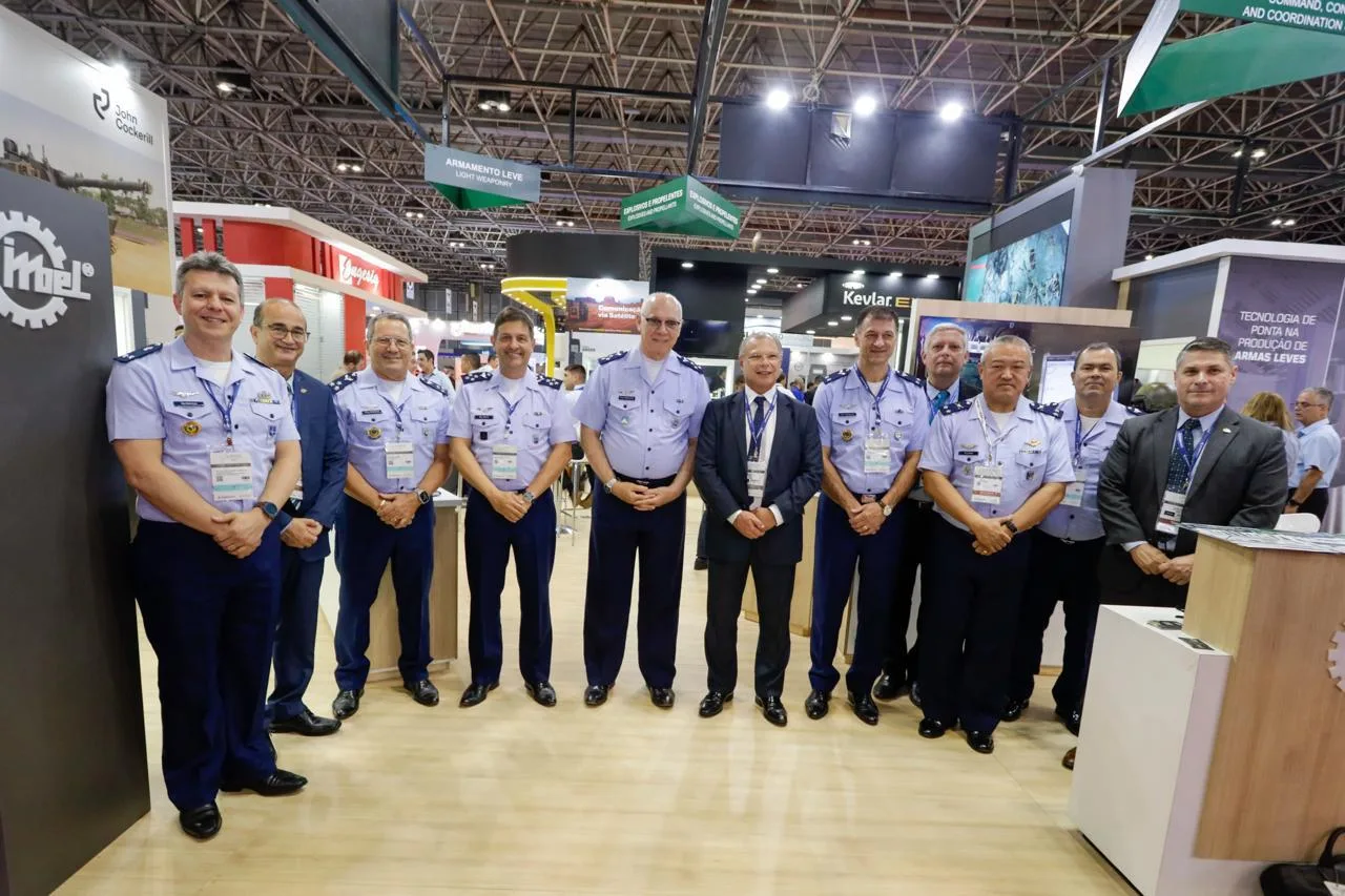 FAB formaliza com a IMBEL a aquisição do Fz 5,56 IA2